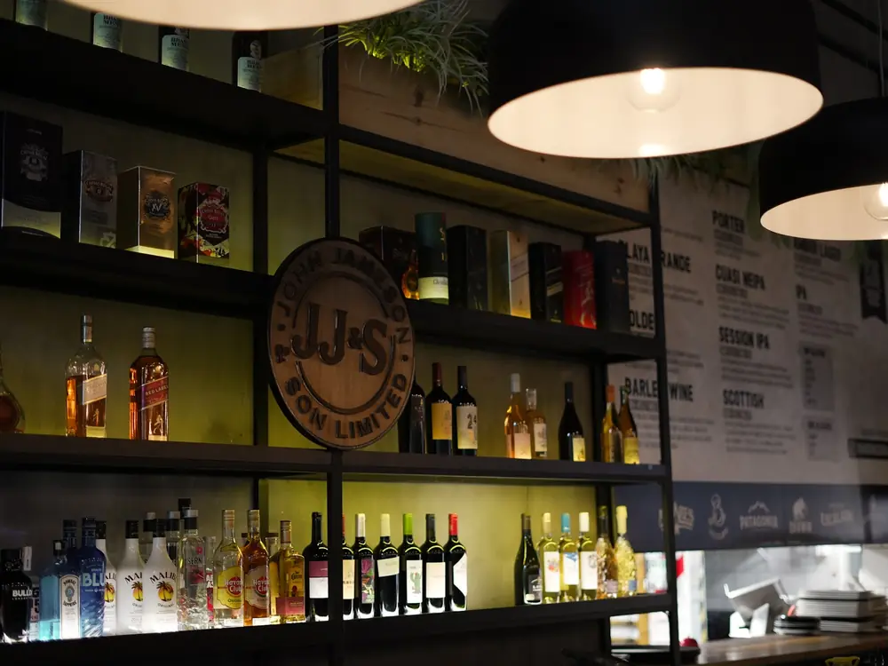 Estantería de botellas detrás de la barra