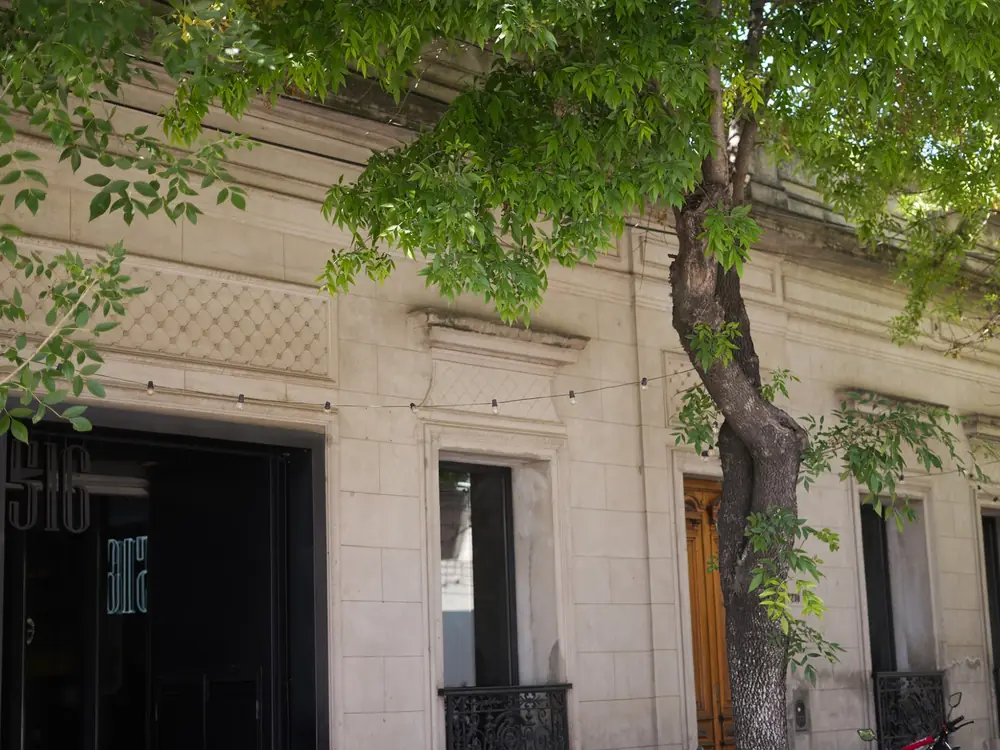 Fachada de la casona sobre Mariano Moreno